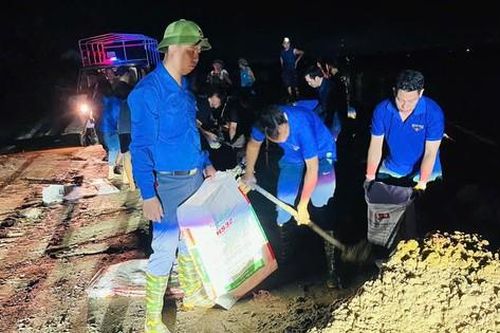Tuổi trẻ Hải Dương xuyên đêm đắp đê chống lũ