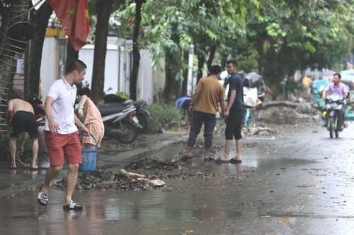 Người dân khu 'biệt thự triệu đô' vội vã dọn dẹp, khắc phục mưa lũ