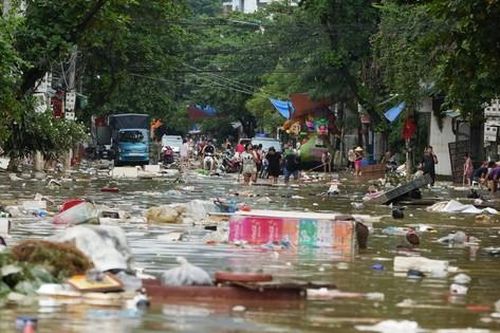 'Biển rác' nổi trên nước lũ ở Tuyên Quang