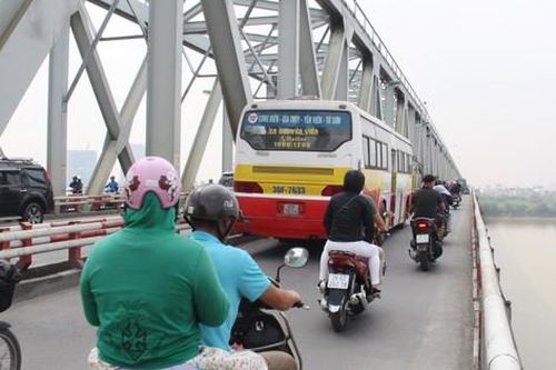 10 tuyến buýt Hà Nội phải 'nắn' hành trình do đóng cầu, đường ngập sâu