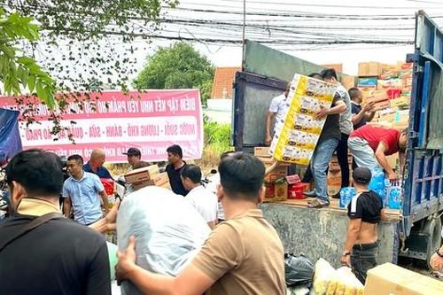 Trăm tấn hàng từ người dân Bình Dương lên đường ra Bắc cứu trợ