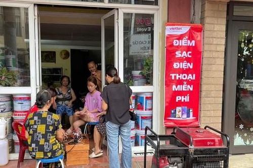 Danh sách 500 điểm hỗ trợ sạc pin, liên lạc cho người dân vùng lũ