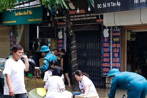 Hà Nội: Nhân viên y tế đi thuyền vào chữa bệnh cho dân