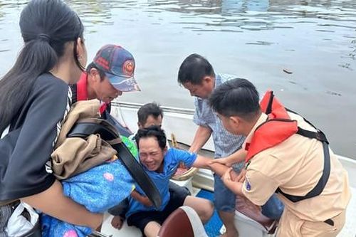 Cảnh sát giao thông dùng ca nô đưa người dân đột quỵ đi cấp cứu