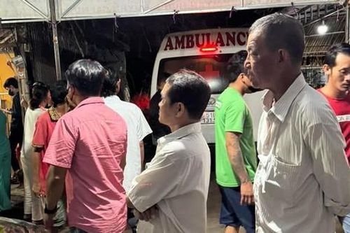 Gia đình bất lực nhìn con gái tự tử trong cuộc gọi video từ nước ngoài