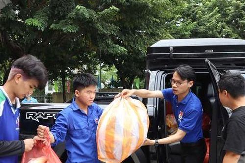 Chuyến xe nghĩa tình của tuổi trẻ Đà Nẵng lăn bánh, tiếp sức vùng ngập lụt