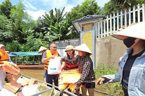 Đoàn thiện nguyện của báo Tiền Phong vào vùng bị cô lập ở Yên Bái để trao quà của bạn đọc