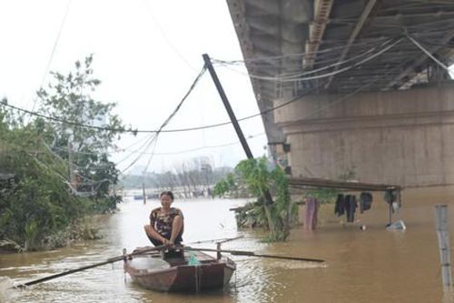 Người dân ven sông Hồng đếm từng giây chờ lũ rút để được về nhà