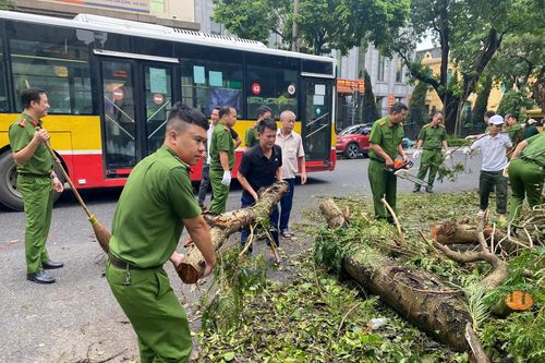 Sát cánh cùng người dân khắc phục hậu quả ngập lụt