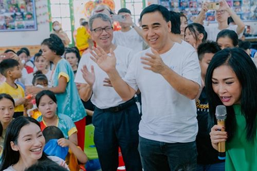 Quyền Linh và Phương Thanh xúc động khi thăm làng trẻ em SOS