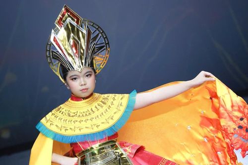 Mẫu Việt 10 tuổi gây chú ý với trang phục cảm hứng từ truyền thuyết Thánh Gióng