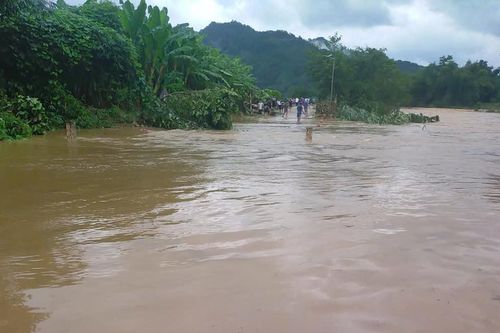 Không cho người, phương tiện đi vào khu vực ngập sâu, nước chảy xiết