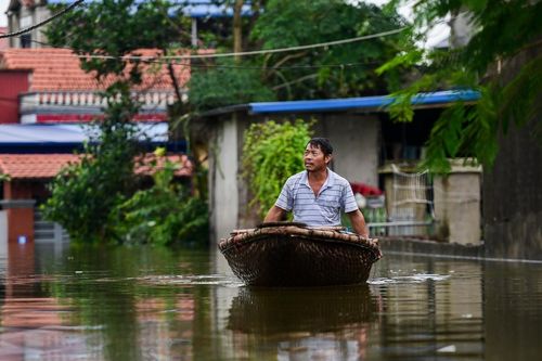 Bão lũ và những đồng tiền lớn hơn mệnh giá ngân hàng