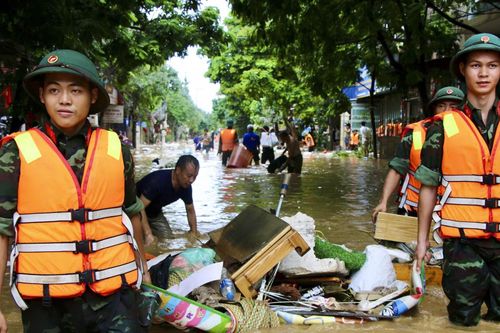 Mực nước sông Cầu ở Thái Nguyên giảm dần, người dân tất bật dọn dẹp sau lũ