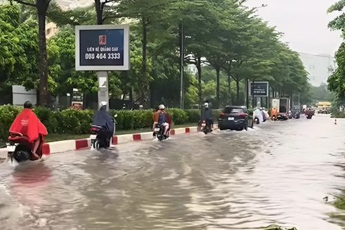 Hà Nội mưa lớn kéo dài, nhiều tuyến đường ngập sâu