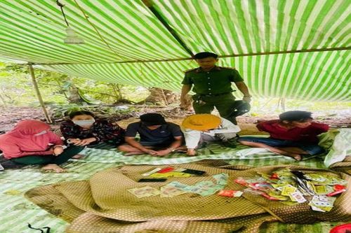 Cảnh sát đột kích bắt tụ điểm 'đánh bạc' ẩn nấp trong lều bạt