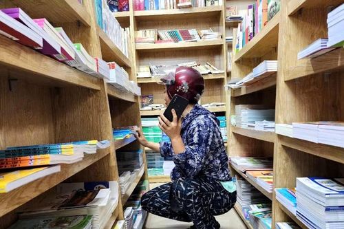 Vào năm học nhưng phụ huynh Nghệ An vẫn 'đỏ mắt' tìm sách giáo khoa