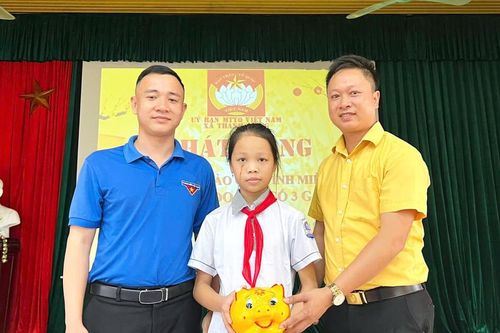 Cháu bé Nghệ An đập lợn đất ủng hộ các tỉnh miền Bắc bị lũ lụt hơn 6 triệu đồng