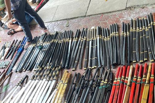 Bắt giữ 2 đối tượng mua bán trái phép vũ khí và công cụ hỗ trợ