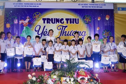 Tặng quà Trung thu cho trẻ em khuyết tật