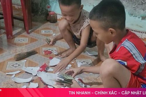 Hai em nhỏ Hà Tĩnh 'đập lợn' ủng hộ các bạn gặp thiên tai ở miền Bắc