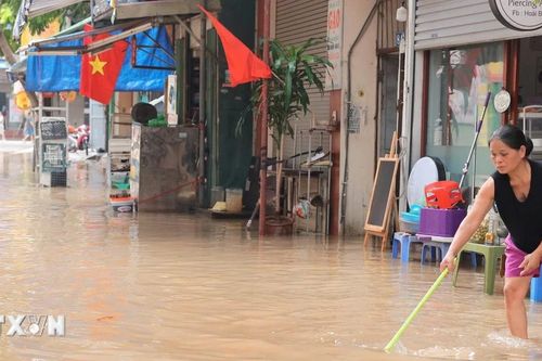 Hà Nội: Cư dân ven sông Hồng bắt đầu vệ sinh nhà cửa khi nước rút