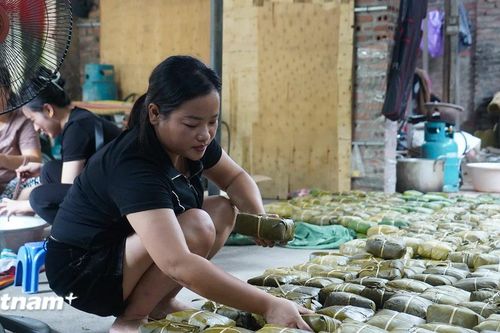 Người dân La Phù thức xuyên đêm gói 1.000 bánh chưng ủng hộ đồng bào bị lũ lụt