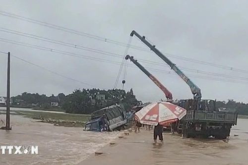 Thanh Hóa: Mưa lũ cuốn trôi người và một xe tải chở cây keo giống