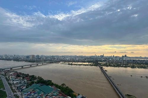 Sông Hồng 'đổi màu' khi mực nước xuống dưới mức báo động 2