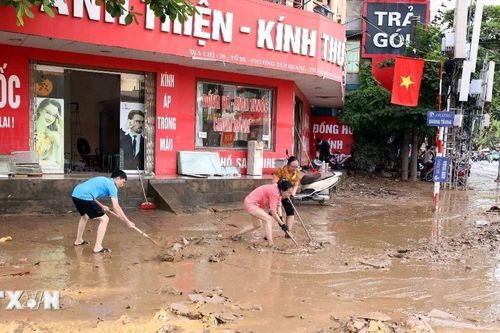 Người dân thành phố Tuyên Quang tổng vệ sinh sau khi nước rút
