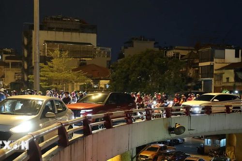 Phương tiện qua cầu Chương Dương tăng đột biến trong giờ cao điểm