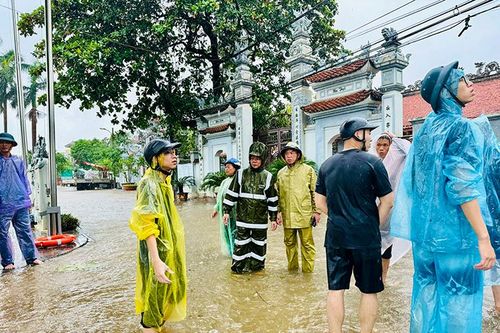 Quận Long Biên (Hà Nội) di dời 1.055 người dân ra khỏi vùng nguy hiểm đến nơi an toàn