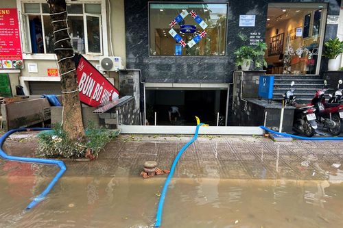 Tầng hầm nhà liền kề, biệt thự triệu đô ngập trong nước sau mưa bão