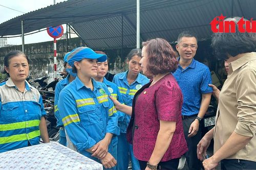 Hội Liên hiệp Phụ nữ TP Hà Nội thăm hỏi các nữ công nhân vệ sinh môi trường