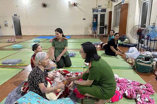 'Trắng đêm' hỗ trợ di dời người dân khu vực ngập lụt đến nơi an toàn