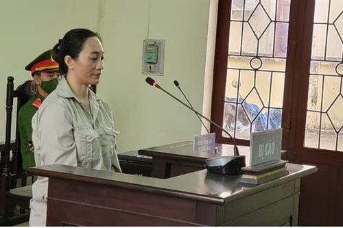'Cô đồng bổ cau' ở Hải Dương khóc lóc, đòi minh oan trước tòa
