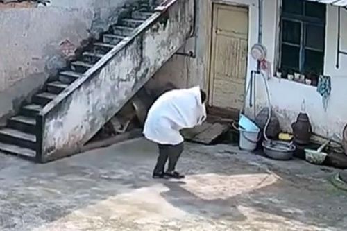 Clip: Trộm dùng ga trải giường ngụy trang, đột nhập vào nhà dân
