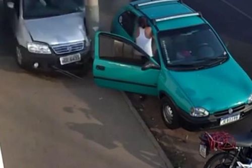 Clip: Ô tô tông thẳng vào cột điện, 2 mẹ con thoát chết khó tin
