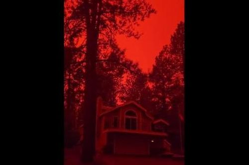 Clip: Bầu trời California chuyển sang màu đỏ do cháy rừng