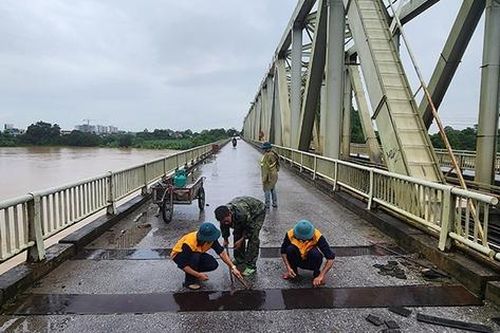 Thanh Hóa: Khẩn cấp vá khe co giãn cầu Hàm Rồng