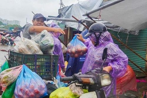 Rau xanh đắt đỏ sau bão, người mua than 'giá rau đắt ngang giá thịt'