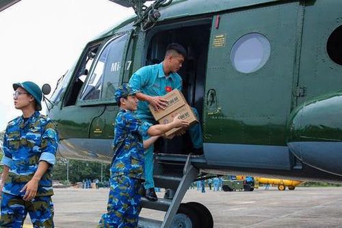 Trực thăng chở hàng vào tâm lũ
