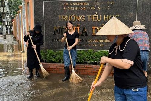 Thầy cô Hà Nội sáng dạy online, chiều quét dọn trường sau lũ