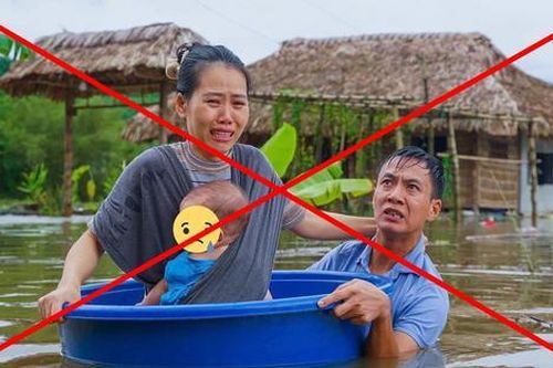 Sự thật bức ảnh chồng dầm mình trong nước lũ ôm chậu nhựa sơ tán vợ con
