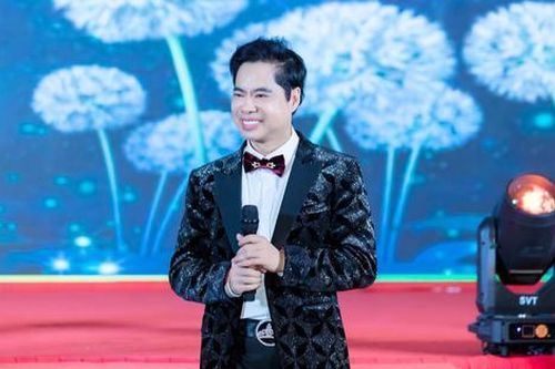 Danh ca Ngọc Sơn vay tiền con trai để chung tay giúp đỡ bà con ở vùng lũ