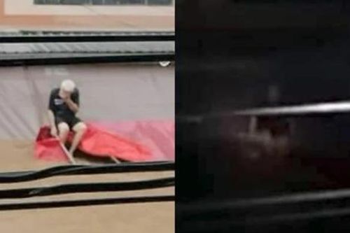 Người đàn ông mắc kẹt trên mái nhà vì lũ lụt, bất lực cầu cứu trong vô vọng