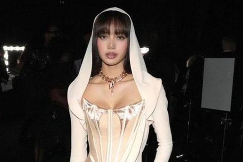 Lisa BLACKPINK khoe vẻ đẹp căng tràn khi diện váy áo xuyên thấu