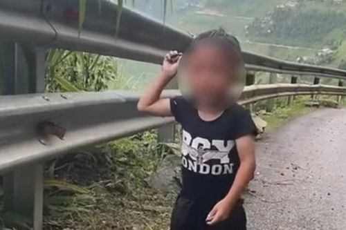 Sự thật bất ngờ clip bé trai khóc nức nở vì 'mẹ bị lũ cuốn trôi'