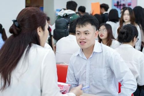 1.600 sinh viên háo hức tham gia ngày hội việc làm