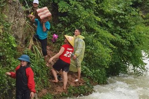 '4 tại chỗ' của phụ nữ Cao Bằng để giúp nhau trong vùng lũ